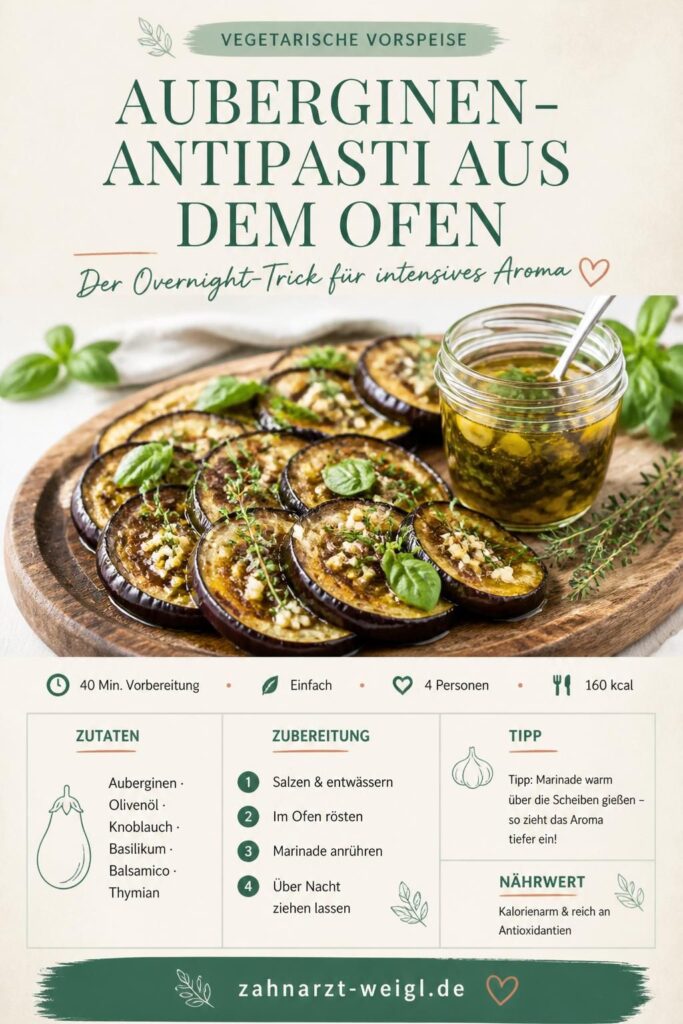 Auberginen-Antipasti aus dem Ofen mit Kräuter-Marinade, angerichtet im Glas und auf einem Holzbrett