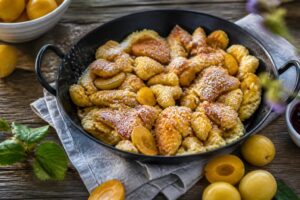 Mirabellen-Kaiserschmarrn aus der Pfanne, der schnelle Sommer-Nachtisch gelingt ohne Backofen