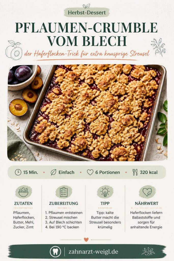 Pflaumen-Crumble vom Blech mit goldenen Haferflocken-Streuseln auf einem Holzbrett