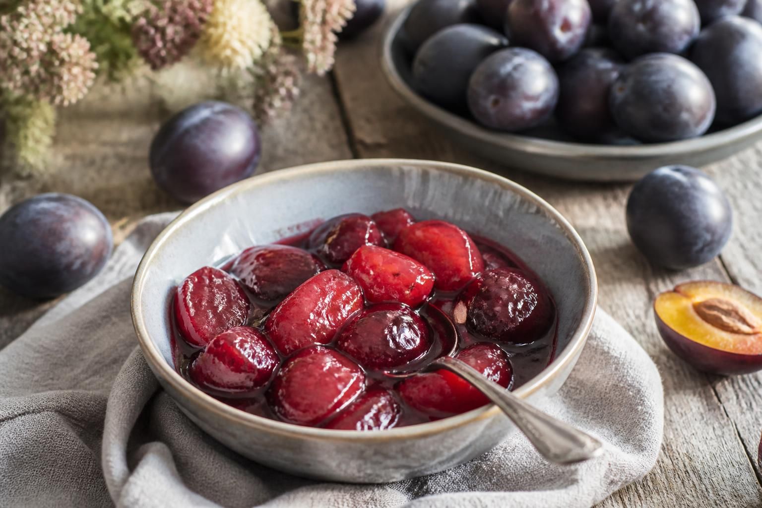 Pflaumenröster ohne Gelierzucker, das schnelle Topf-Rezept bewahrt die Früchte in ganzen Stücken